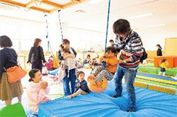 写真：中央子育て支援センターで遊ぶ子どもたち