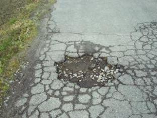 写真:道路上の穴凹2