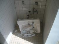 写真:トイレ内の手洗場の器物損壊の一例