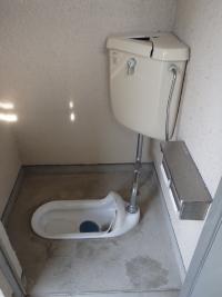 写真:トイレ便器及びタンクの器物損壊の一例