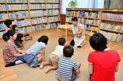 写真：社会教育センター（市民交流センター内）　めばえ図書室　おはなし会