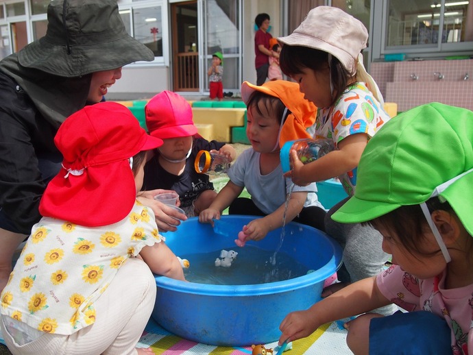 1、2歳児が水遊びをしている写真