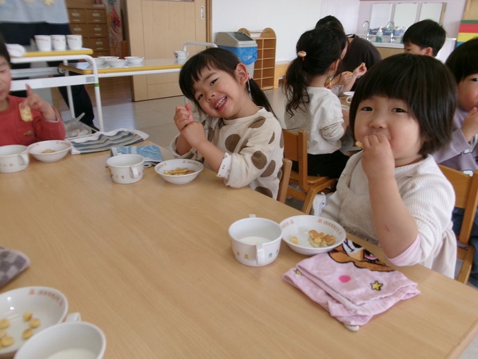 2歳児がおやつを食べている写真