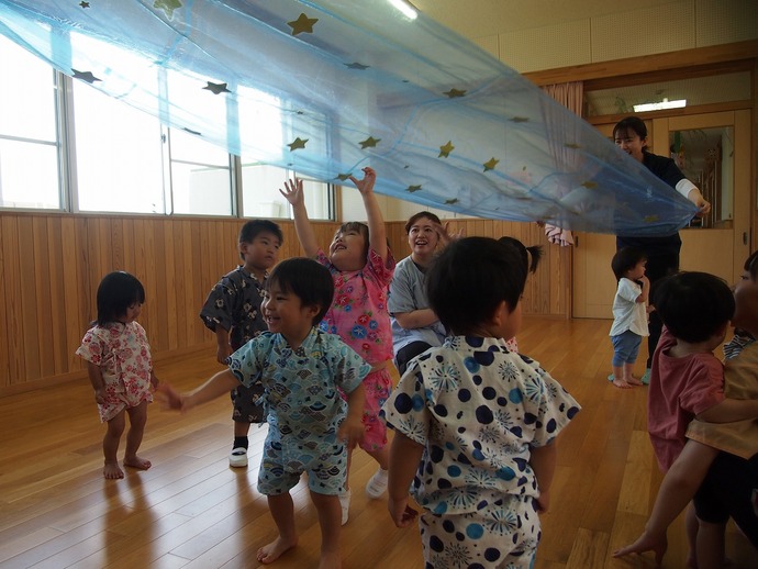 1、2歳児が天の川遊びをしている写真