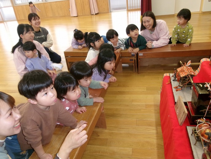 2歳児がひな人形を見ている写真