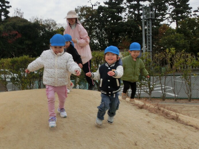 2歳児　山から走り下りる写真