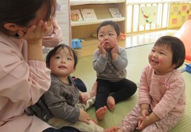 写真:0歳児と先生の様子