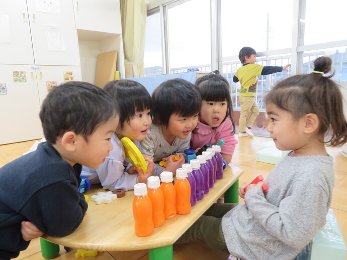 写真:お店屋さんごっこをする子どもたち