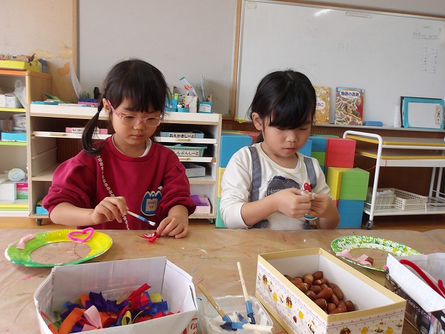 写真:制作をする4歳児