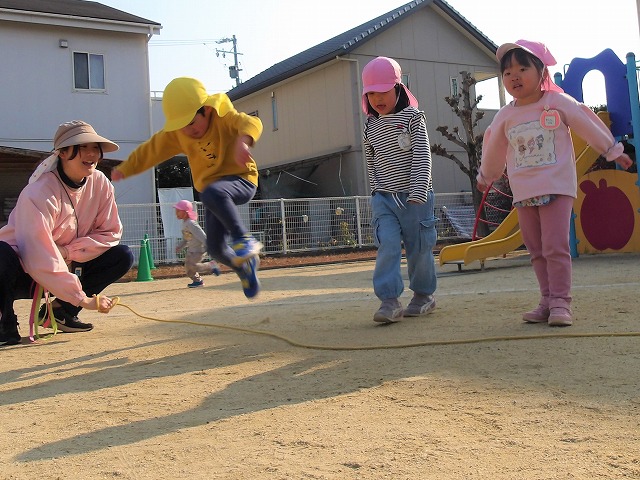 3歳児 大縄跳びを跳んでいる