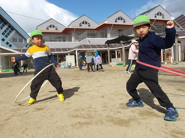 4歳児がフラフープをしている