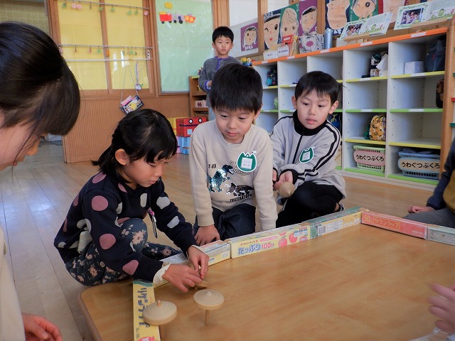 写真:5歳児がコマをしています