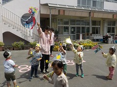 写真：絵本を見ている様子