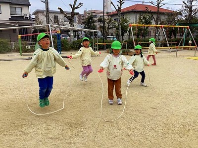 写真:年中児 なわとび