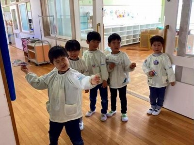 写真:年長児 かみひこうき
