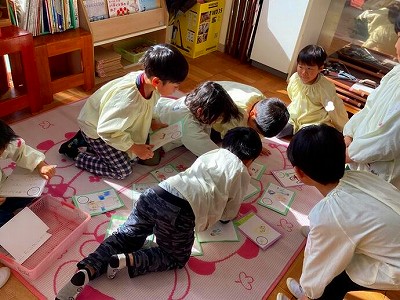 写真:年長児 かるた
