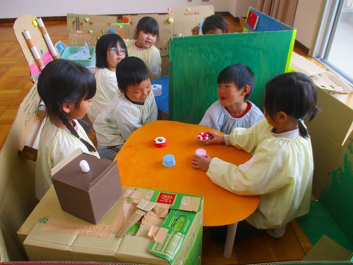 写真：年長児　ベイブレードで遊ぶ様子