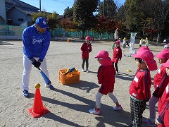 写真：年長児　野球遊び様子