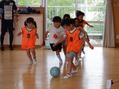 写真：年長児　サッカー教室の様子