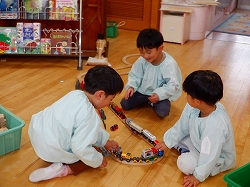 写真：年少児遊びの様子