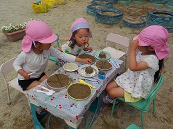 写真：年中児　砂遊び