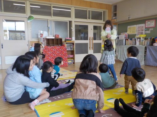 写真:親子で遊ぶ様子