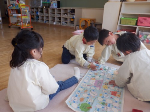 写真：年中児　すごろく