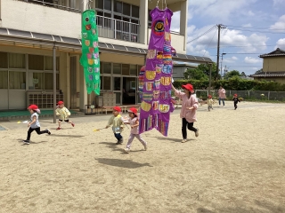 写真：こいのぼりあげの様子