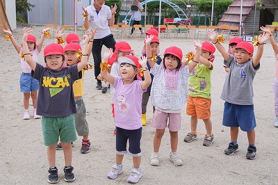 写真：年少児　運送会の踊りを踊っている様子