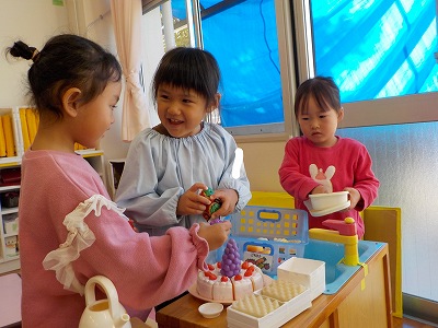 写真：年少児 ままごと遊びをする様子