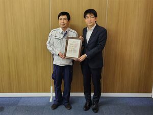 写真:白井取締役社長へ認定証をお渡ししました。