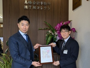 写真:高橋代表取締役へ認定証をお渡ししました。