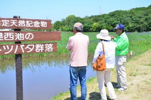 写真:見学者を案内