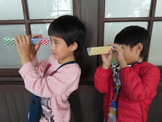 写真：輪投げで遊ぶ男児