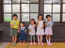写真：作品を持って記念写真
