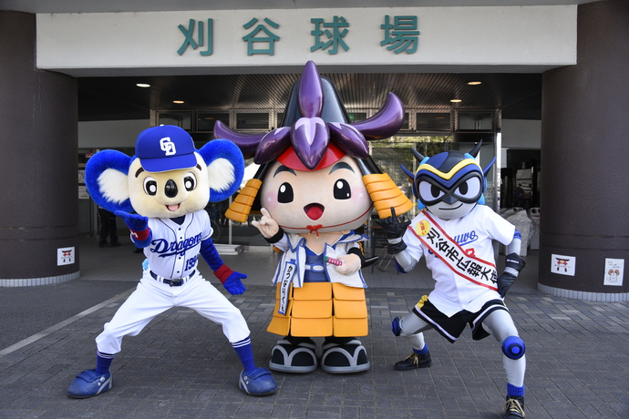 左からドアラ、かつなりくん、タツヲの写真