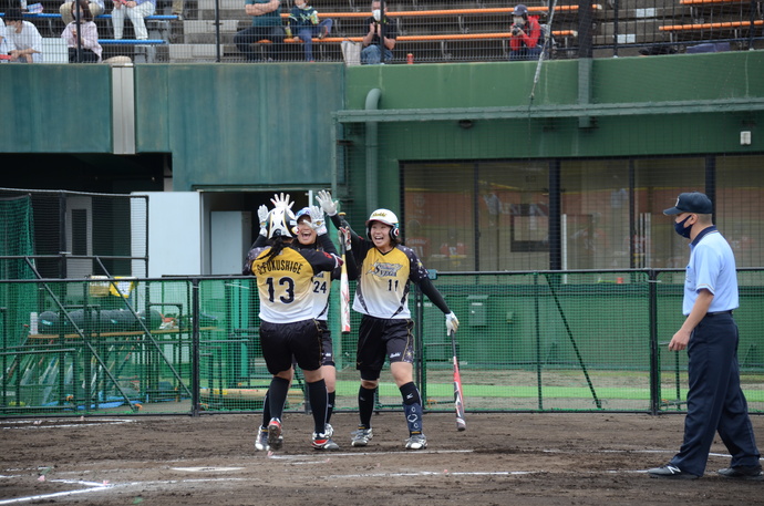 写真:喜ぶ選手たち