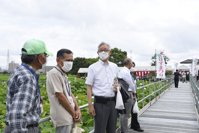 写真:花池蓮愛好会からお話を伺う市長