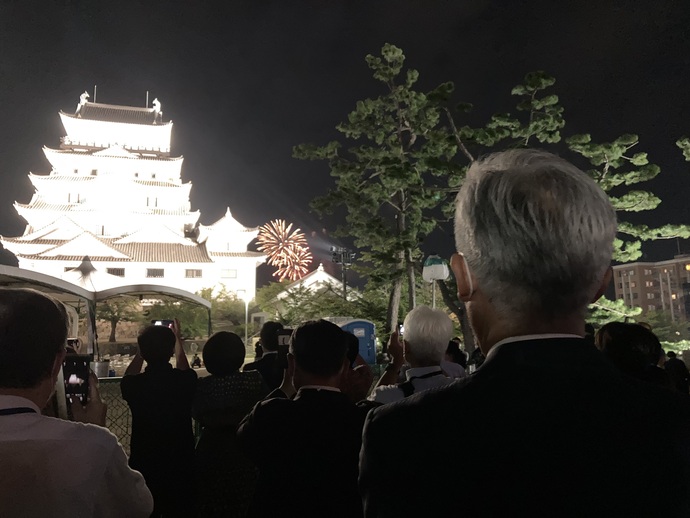 写真:福山城を見る市長