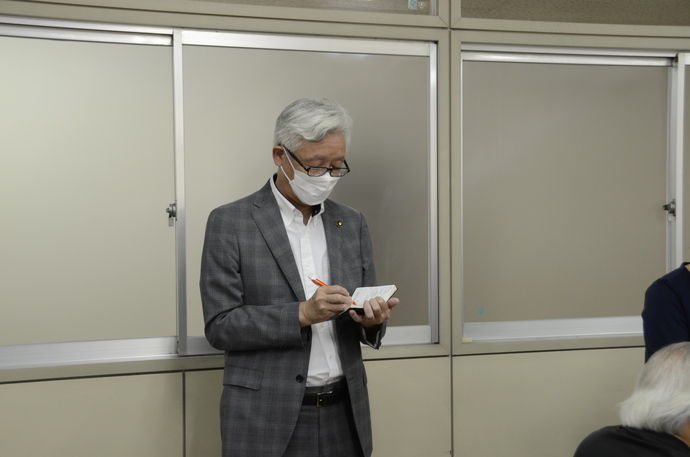 写真:メモする市長