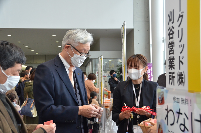 マルシェを見学する市長