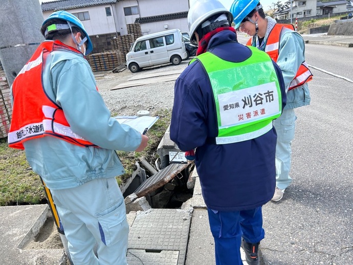 水路の破損状況を確認