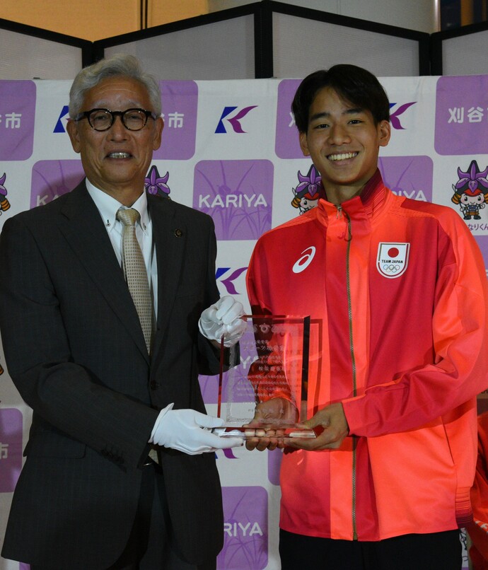 村佐達也選手に記念楯を渡す市長