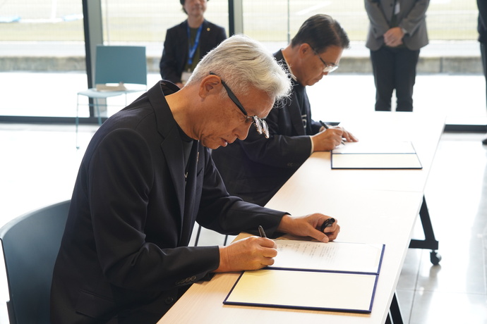 締結書に署名する市長